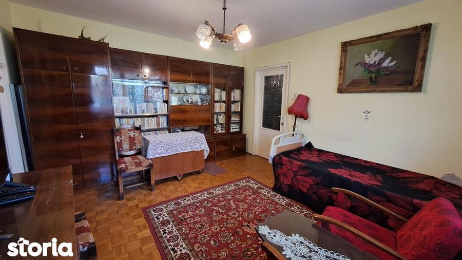 Apartament cu 3 camere semidecomandat în Decebal