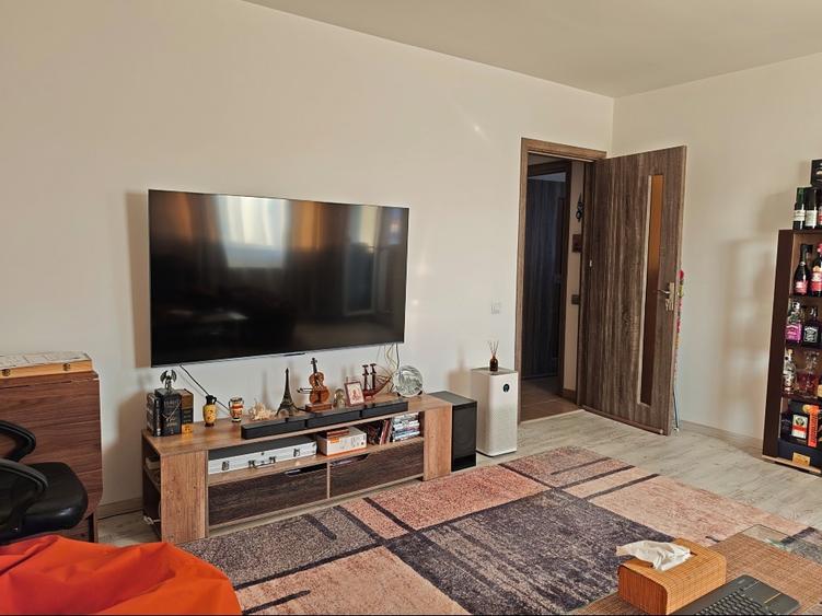 Apartament cu 3 camere decomandat, mobilat în Berceni