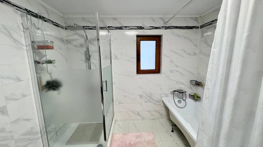 Casă individuală cu 6 camere cu Canalizare în Central