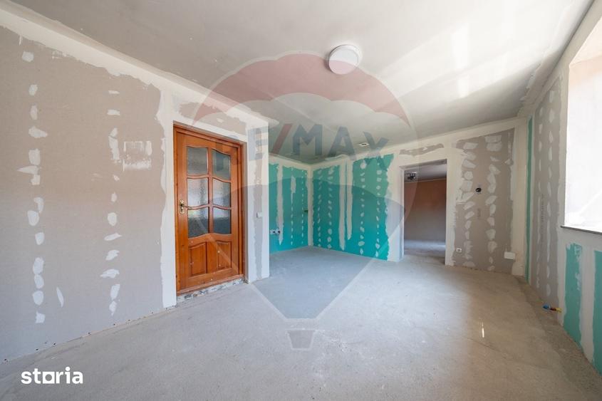 Casă cu 4 camere cu Teren 2259 Mp în Dumbrăvița