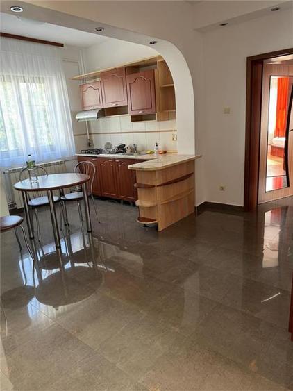 Apartament cu 3 camere decomandat în Medicină