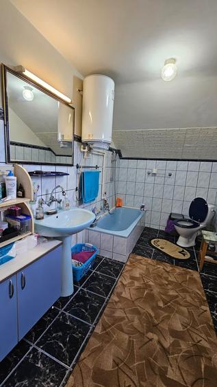 Casă cu 5 camere cu Canalizare în Central