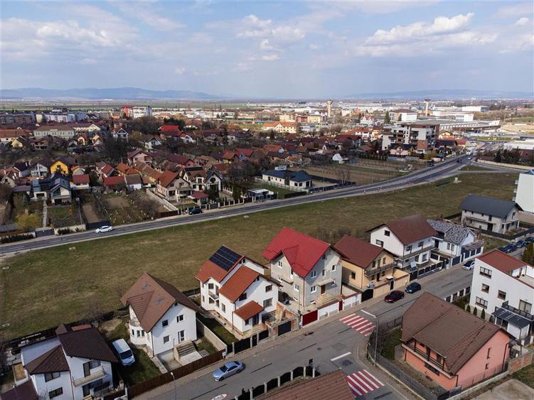 Casă individuală cu 5 camere cu Teren 319 Mp în Central