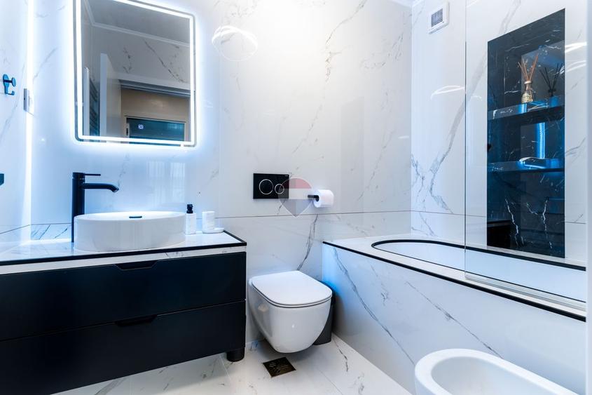 Apartament cu 3 camere semidecomandat, mobilat în Central