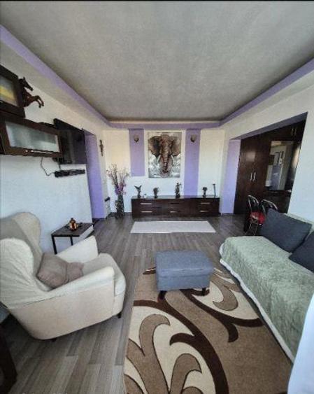 Apartament cu 4 camere semidecomandat în Tătărași