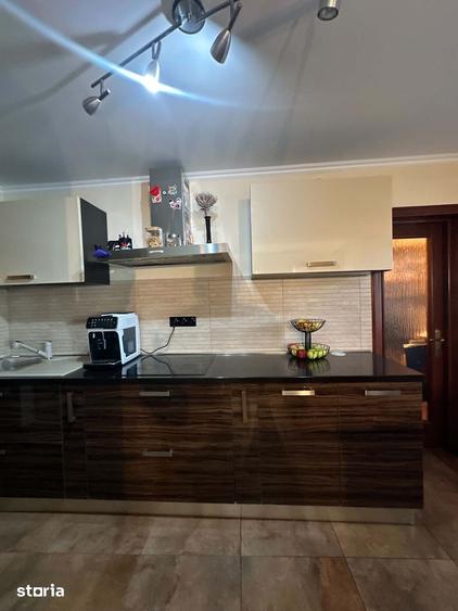 Apartament cu 5 camere decomandat în Soarelui