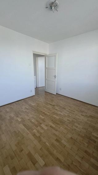 Apartament cu 3 camere semidecomandat în 1 Mai