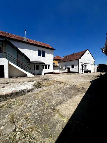 Casă individuală cu 8 camere cu Canalizare în Episcopia Bihorului