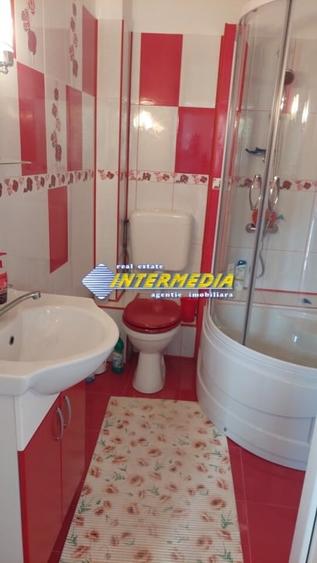Casă individuală cu 11 camere cu Canalizare în Central