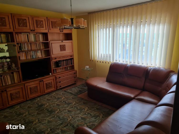 Apartament cu 3 camere decomandat în Micro 4