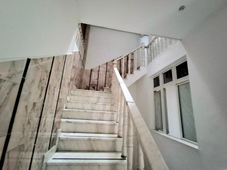 Casă individuală cu 12 camere cu Teren 500 Mp în Unirii