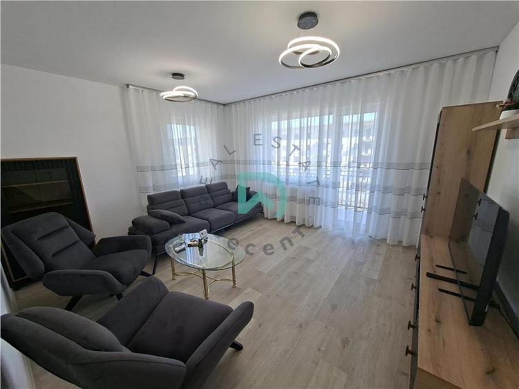 Apartament cu 3 camere decomandat în Tractorul