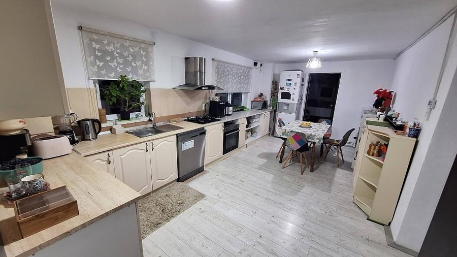 Casă individuală cu 5 camere cu Teren 7000 Mp în Central