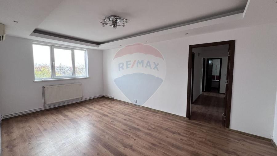Apartament cu 4 camere decomandat în Micro 16