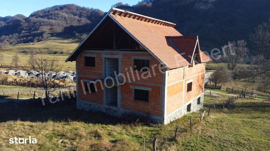 Casă cu Teren 795 Mp în Corbeni