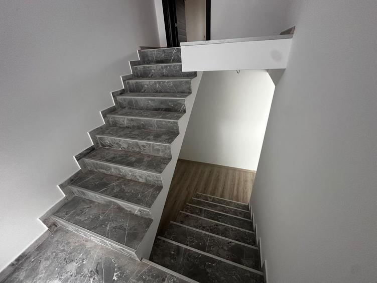 Duplex cu 5 camere cu Canalizare în Exterior Vest