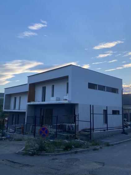 Duplex cu 5 camere cu Canalizare în Iris