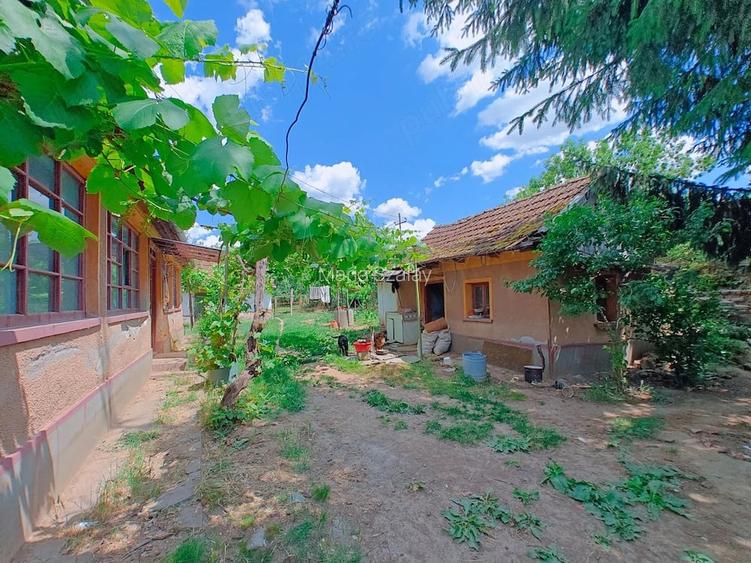 Vand casa taraneasca in loc. Crestur BH