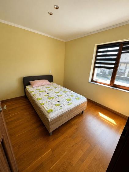Casă individuală cu 6 camere cu Garaj în Periferie