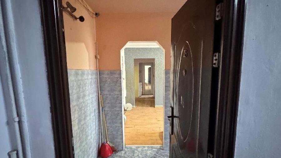 Apartament cu 3 camere semidecomandat în Nord