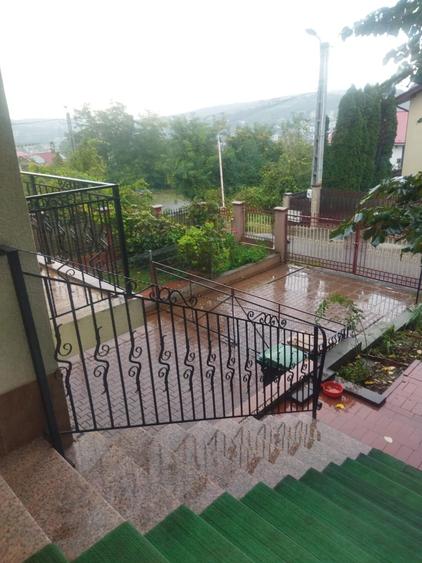 Casă individuală cu 9 camere cu Canalizare în Bucium