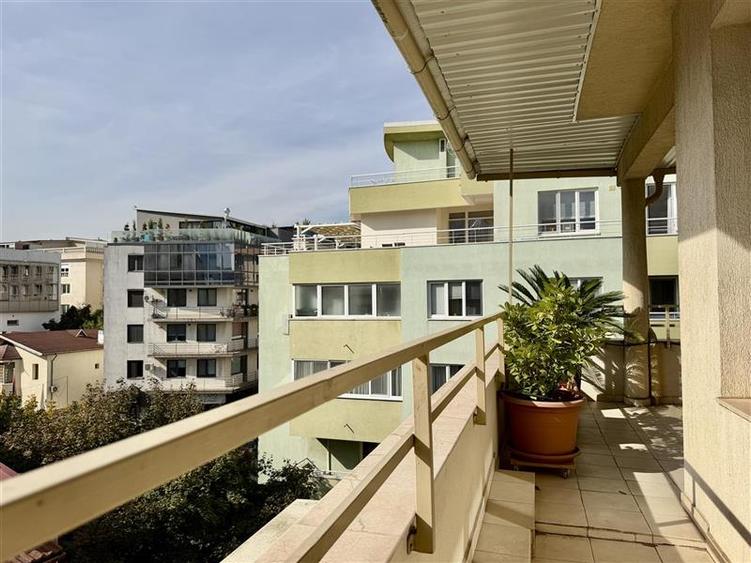 Apartament cu 4 camere semidecomandat în Herăstrău