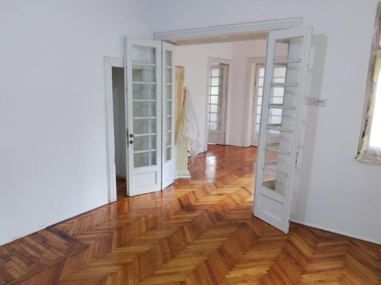 Casă individuală cu 8 camere cu Teren 260 Mp în Ultracentral
