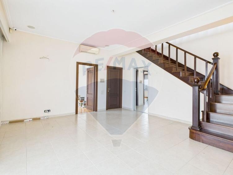 Apartament cu 5 camere decomandat în Ștefan cel Mare