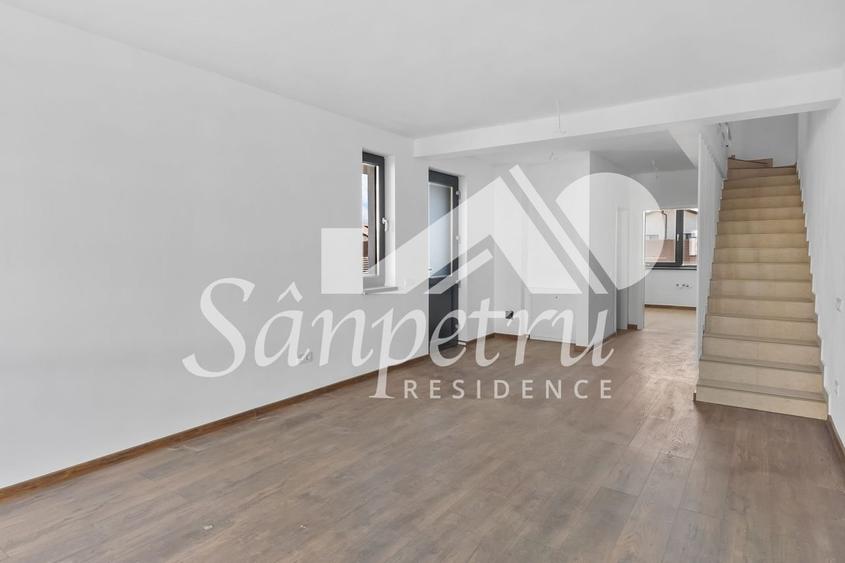 Duplex cu 3 camere cu Canalizare în Sânpetru