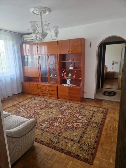Apartament cu 3 camere semidecomandat în Dacia