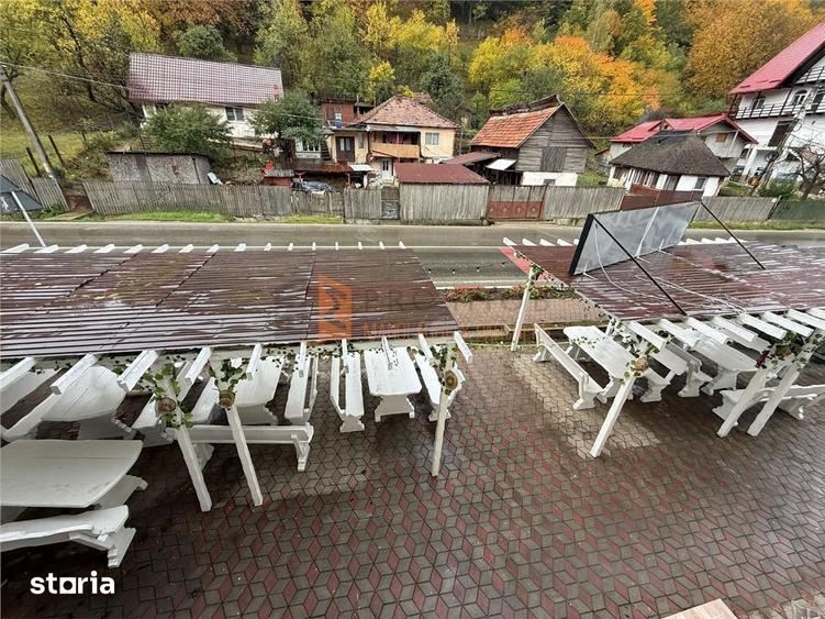 Casă cu 8 camere decomandat cu Teren 30 Mp în Siriu