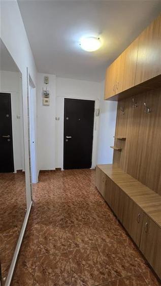 Apartament cu 3 camere semidecomandat, mobilat în Alexandru Obregia