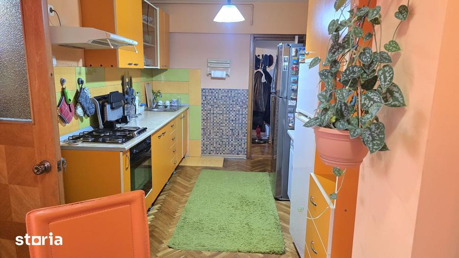 Vand apartament cu 3 camere Deva, etaj 1, din anul 2000, 157 mp, BOXA - 1