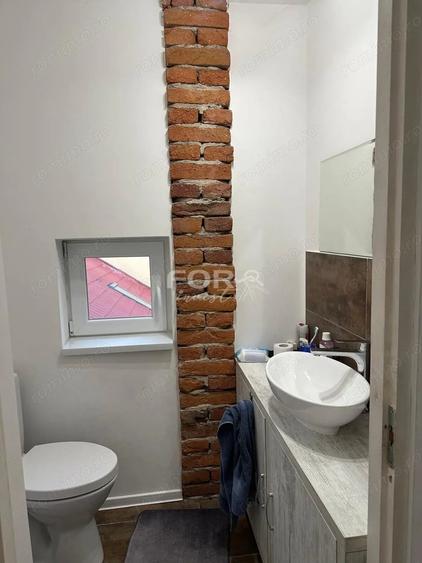 Casă cu 10 camere cu Teren 482 Mp în Central