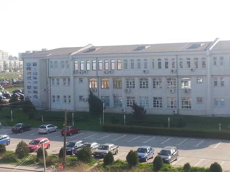 Apartament cu 3 camere decomandat în Palazu Mare