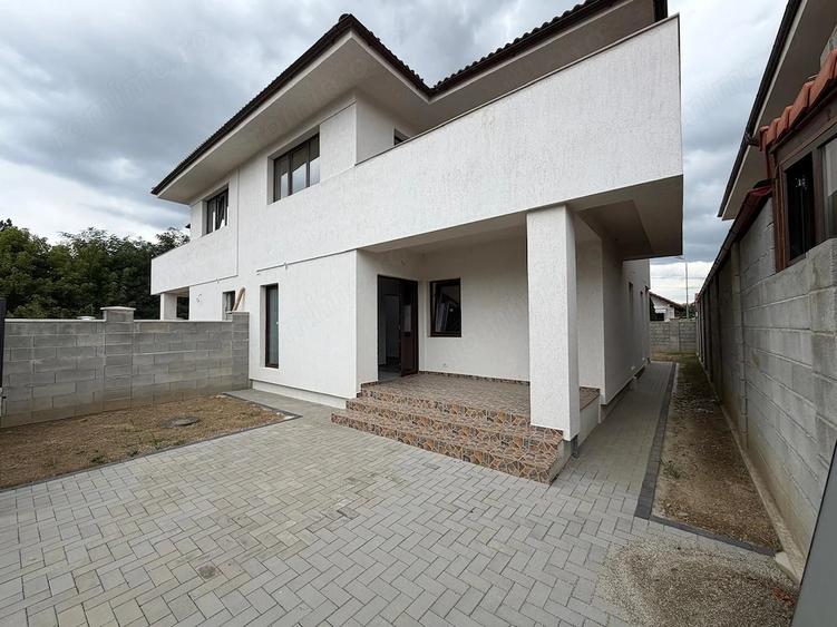 Casă cu Teren 253 Mp în Est