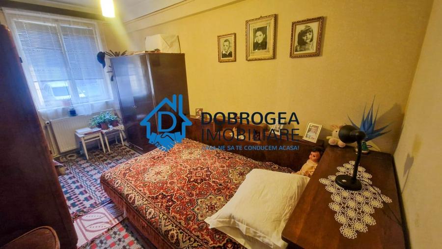 Apartament cu 3 camere semidecomandat, mobilat în Piața Veche