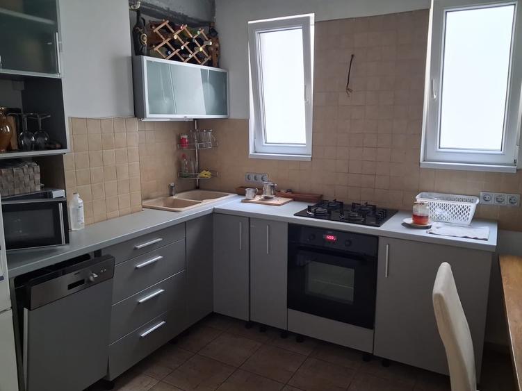 Apartament cu 3 camere semidecomandat, mobilat în Central