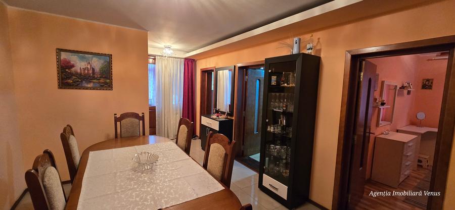 Apartament cu 4 camere decomandat în Central