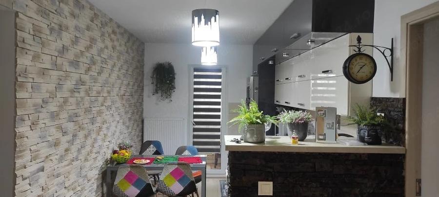 Apartament cu 3 camere decomandat în Malu Roșu