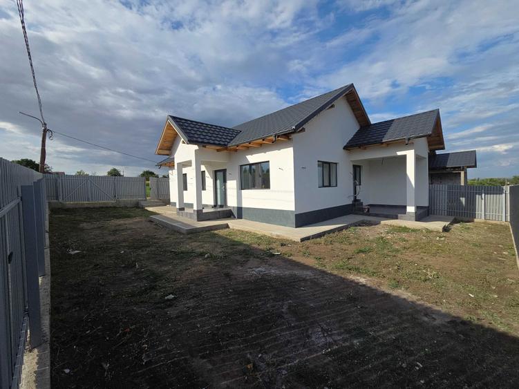 Casă cu 3 camere în Tulucești