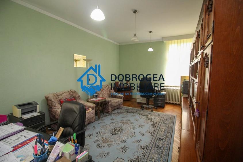 Casă individuală cu 8 camere cu Canalizare în Central