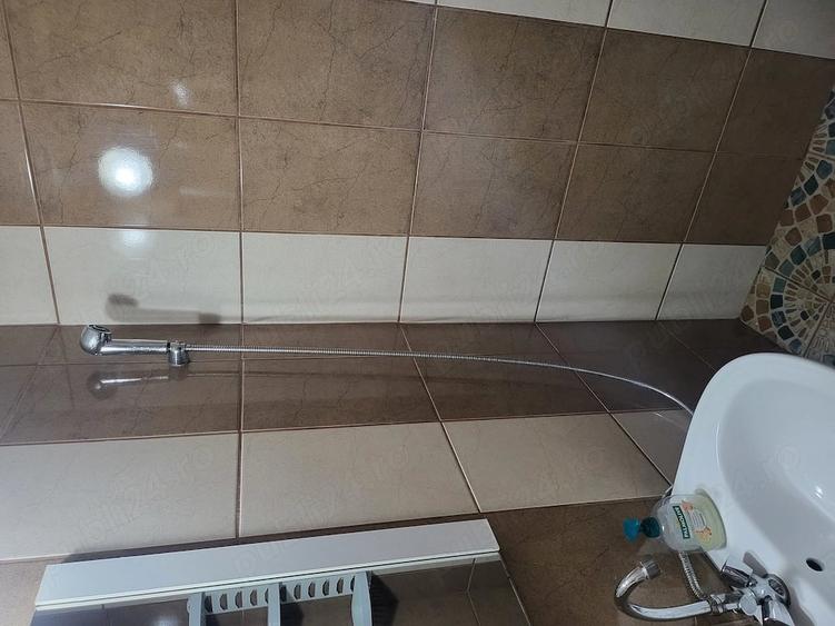 Apartament cu 3 camere semidecomandat în Craiovița Nouă