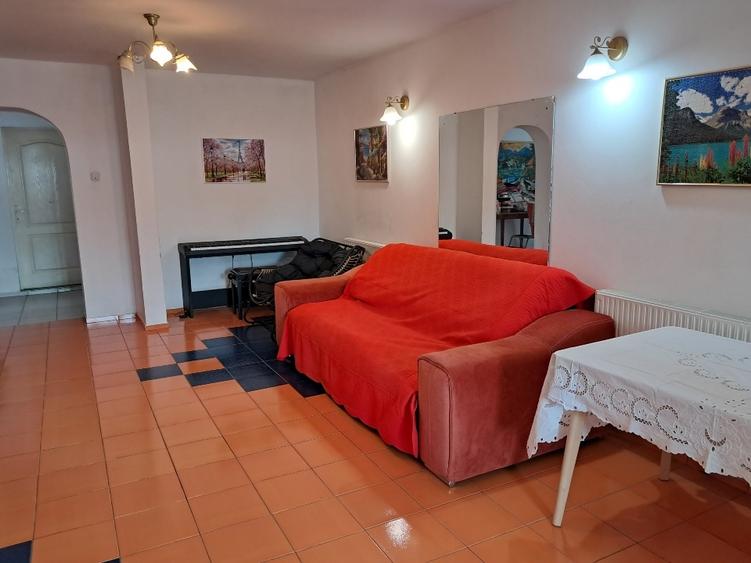 Casă individuală cu 5 camere cu Canalizare în Central