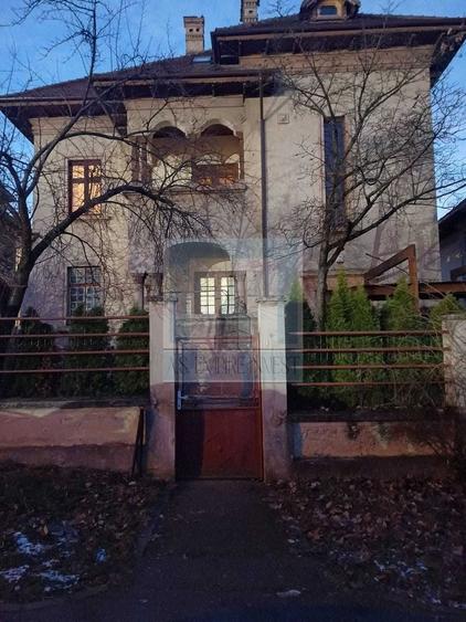 Casă individuală cu 9 camere cu Canalizare în Centrul Istoric