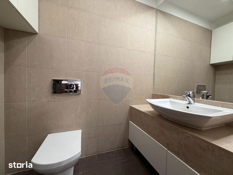 Apartament cu 4 camere semidecomandat, mobilat în Băneasa