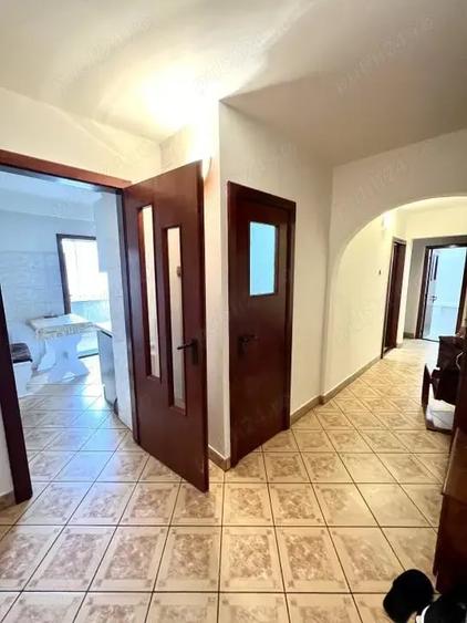 Apartament cu 3 camere decomandat în Girocului