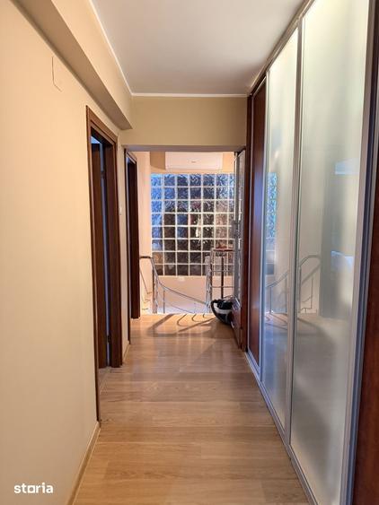Apartament cu 4 camere, mobilat în Central
