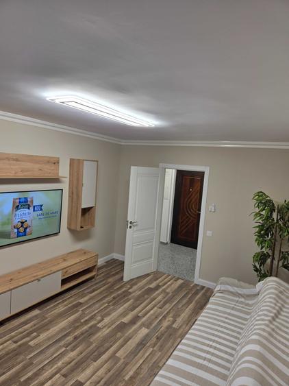 Apartament cu 2 camere decomandat în 1 Decembrie