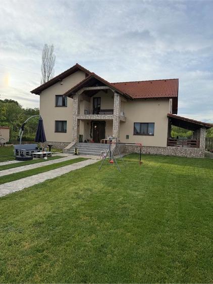 Casă cu Teren 1000 Mp în Orlești